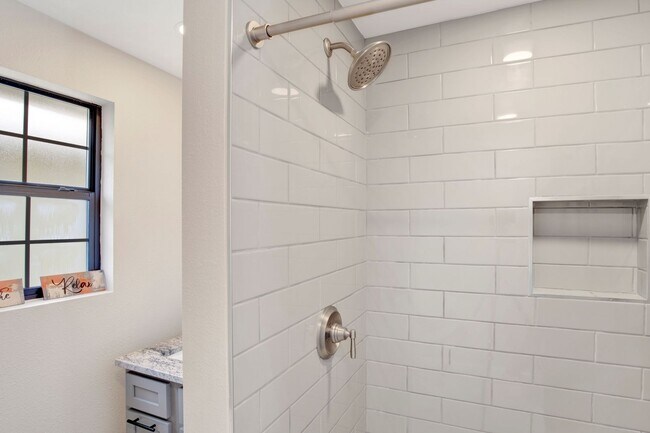 Building Photo - Downtown Pensacola Home For Rent