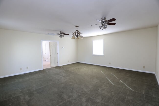 Building Photo - Spacious Brick Rancher in the heart of Tuc...