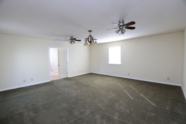 Building Photo - Spacious Brick Rancher in the heart of Tuckahoe in Westend!