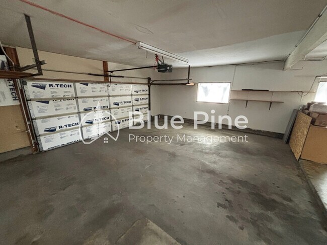 Building Photo - 320 W 1st S