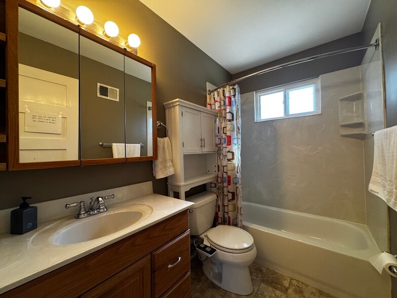 Building Photo - 556 Joshua Dr