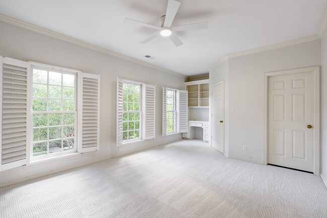 Building Photo - 2709 Wroxton Rd