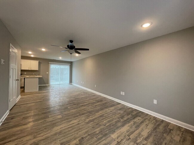 Building Photo - 107/105 Tucker Ln