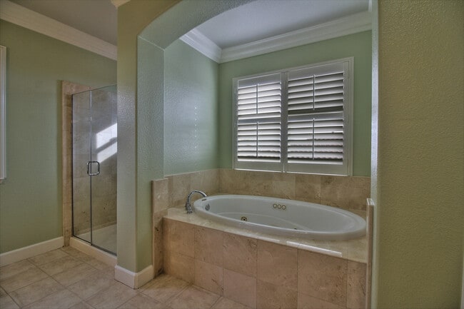 Building Photo - Beautifully Maintained Home in Desirable W...