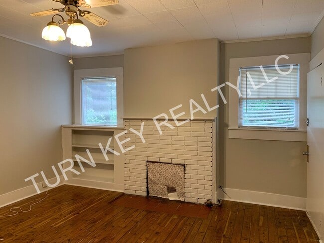 Building Photo - Apartment unit for rent in a Triplex Home in Irondale