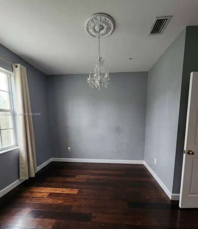Building Photo - 1067 NE 41st Pl