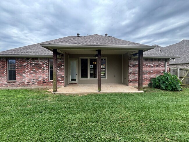 Building Photo - Large 4 Bedroom Home in Benton