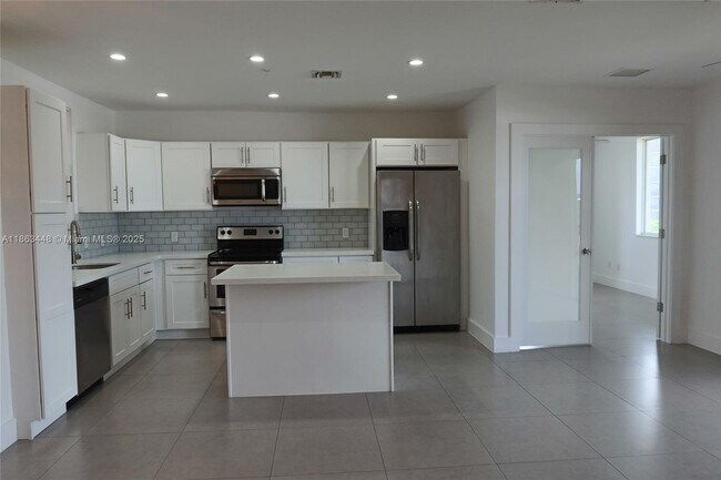 Building Photo - 555 E Dania Beach Blvd