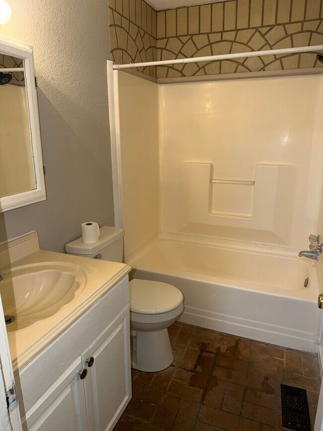 Building Photo - 3 Bedroom Plain Local Ranch