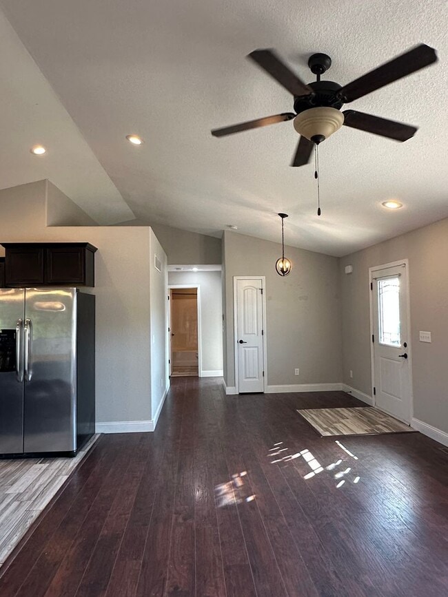 Building Photo - 4 Bedroom 3 Bath 2 Stall Garage in Waynesv...