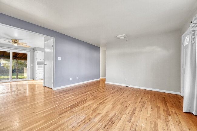 Building Photo - $2,495.00, 3-bedroom, 2 bathroom home in Centennial!