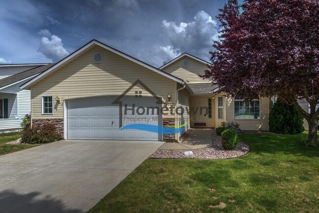 Primary Photo - Lovely 3 Bedroom 2 Bath Home w/ 2 Car Gara...