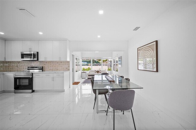 Building Photo - 1625 Hollywood Blvd