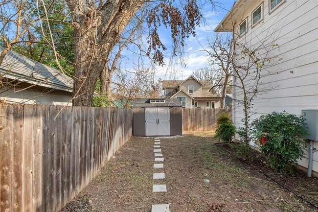 Building Photo - 1003 Fiesta St