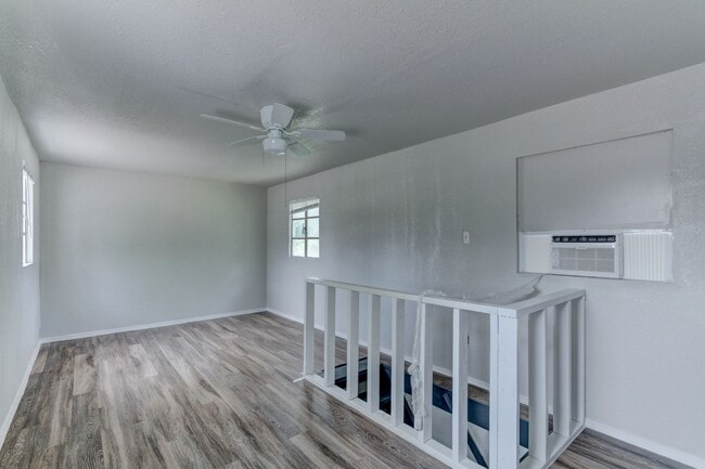 Building Photo - Newly Renovated  4 bedroom 1 bath