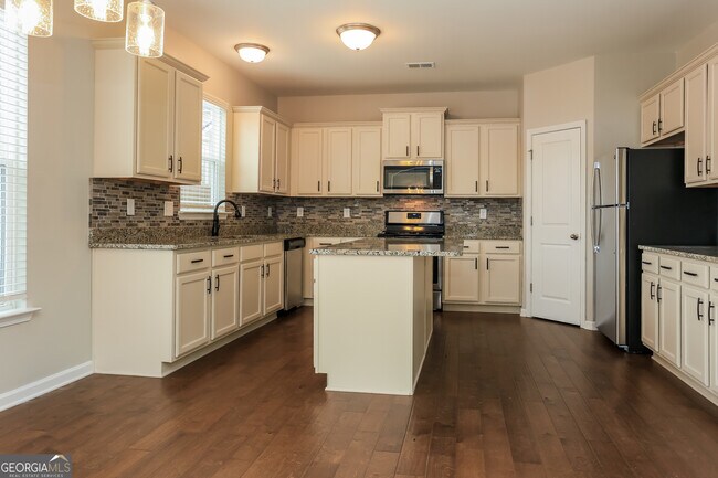 Building Photo - 32 Maple Grove Dr