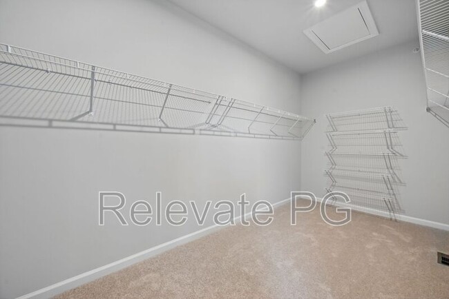 Building Photo - 636 Brookwood Glen Terrace