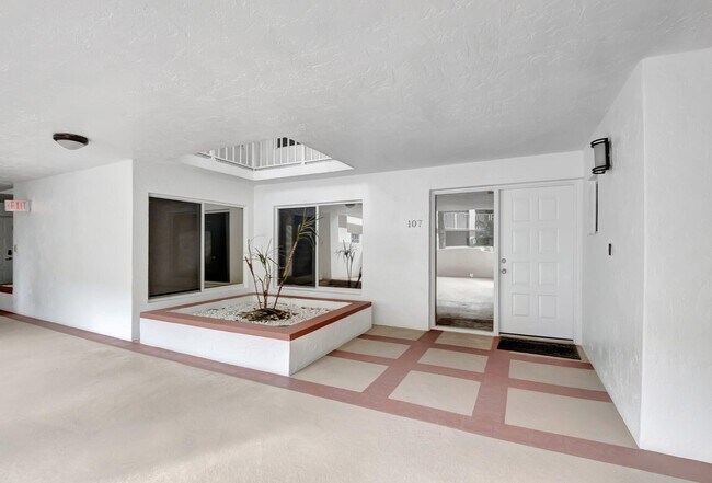 Building Photo - 7370 Orangewood Ln