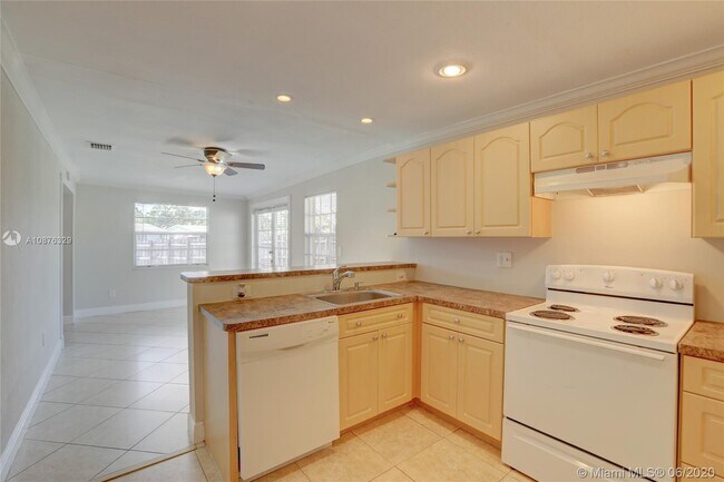 Building Photo - 4961 SW 17th St