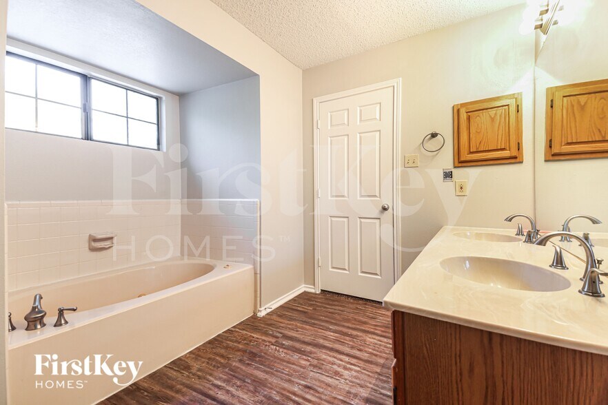 Building Photo - 1403 Bradford Pl