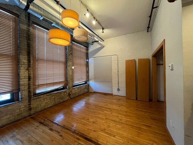 Building Photo - Spectacular industrial style studio, 1 ful...