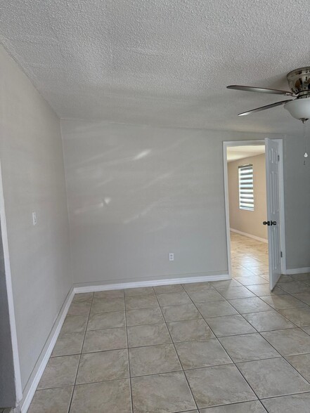 Building Photo - 3196 Normandy Dr