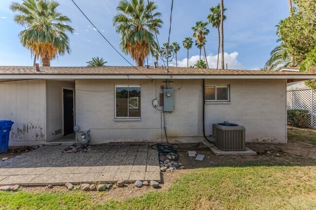 Building Photo - 524 W Fairway Dr