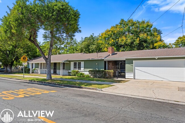 Building Photo - Stylishly Renovated Santa Ana Gem – 4-Bedr...