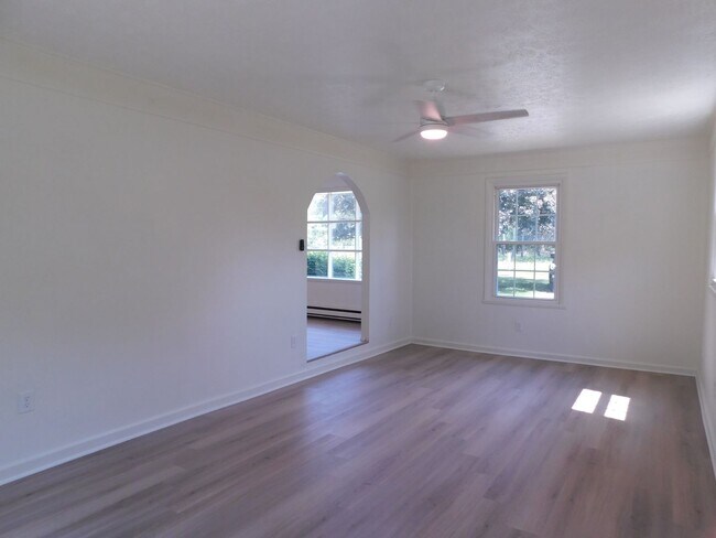 Building Photo - Price Reduced!!! $1950/Month