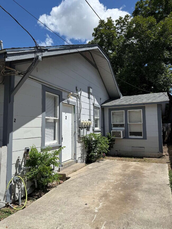 Building Photo - Application Special - Beautiful Two Bed/One Bath Close to the Missions