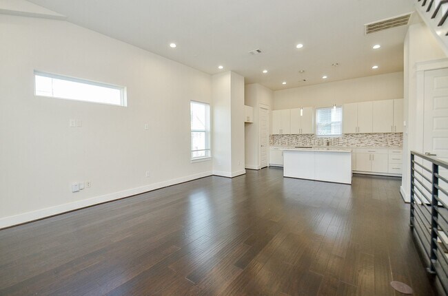 Building Photo - 2103 Engelmohr St