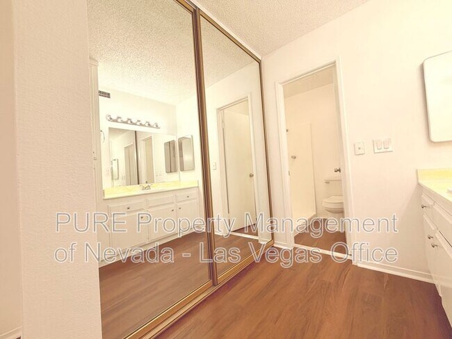 Building Photo - 1405 E Vegas Valley Dr