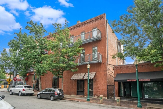 Building Photo - Modern 1 Bedroom, 1 Bath Apartment Home  Located In Historic Westport