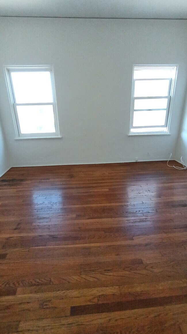 Building Photo - 317 N Gardner St