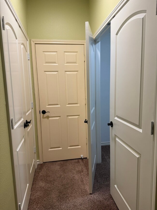 Building Photo - 34534 Lake Side Dr