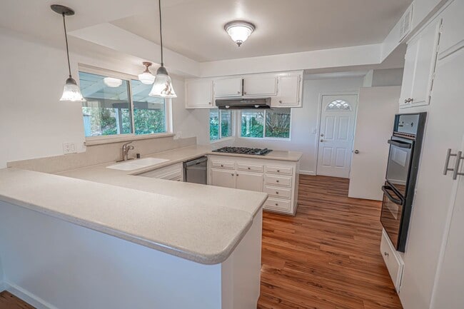 Building Photo - Spacious 4-Bedroom Home with Sun Room & Vi...