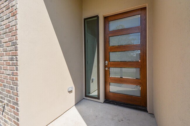 Building Photo - 147 S 66th St