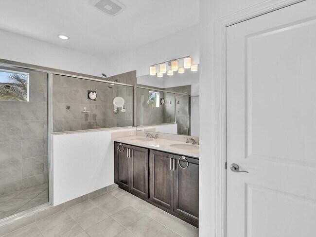 Building Photo - 556 Sanderling Cir