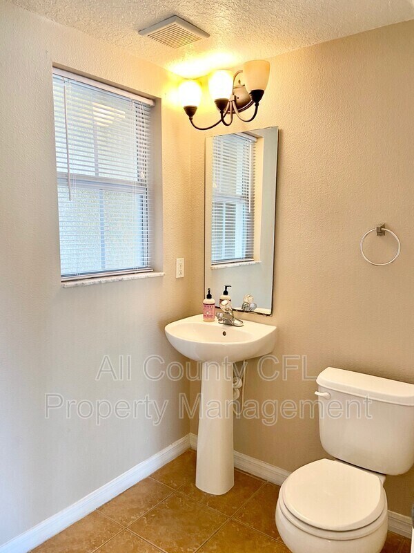 Building Photo - 2539 Aventurine St