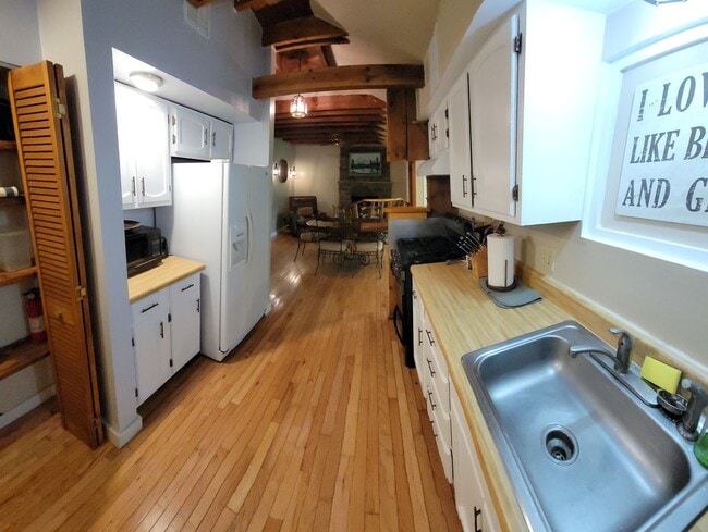 Building Photo - Spacious 4 Bedroom, 2 Bath One-Story Home with Hardwood Floors & Parking