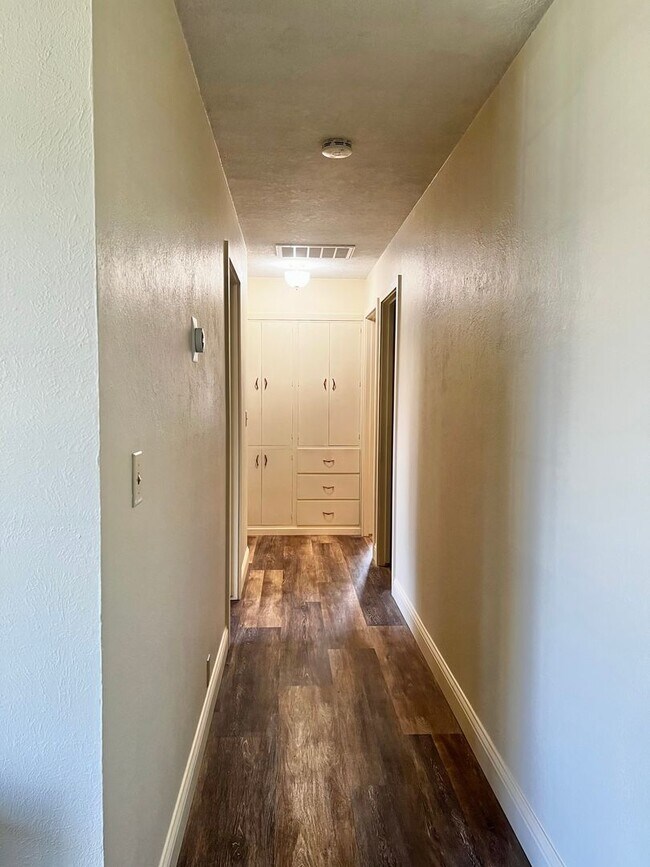 Building Photo - 3 Bedroom, 2.5 Bath House
