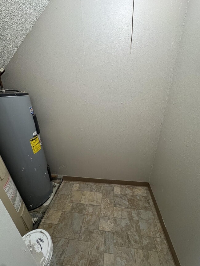Building Photo - 2 Bedroom Ground Level Unit - Oregon City