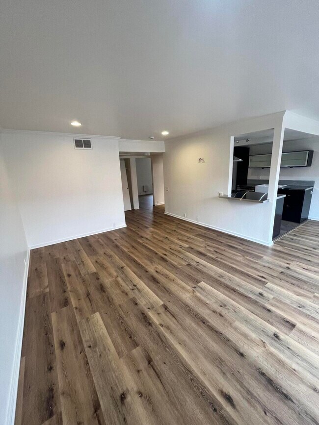 Building Photo - 400 N Sunrise Way