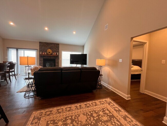 Building Photo - 4 Bedroom, 3.5 Bathroom Townhouse