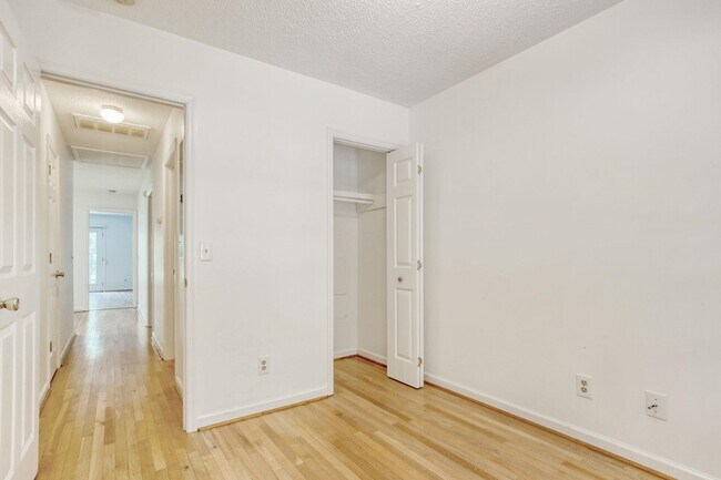 Building Photo - 1028 Duke St