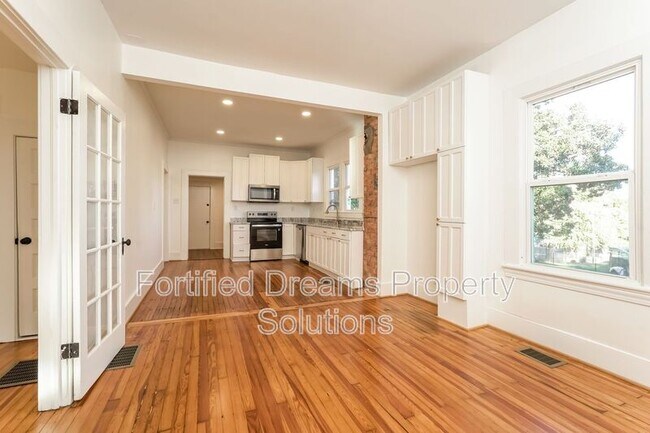 Building Photo - 410 Beaumont St SW