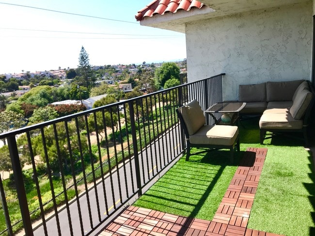 Full length big patio - 1720 Ardmore Ave