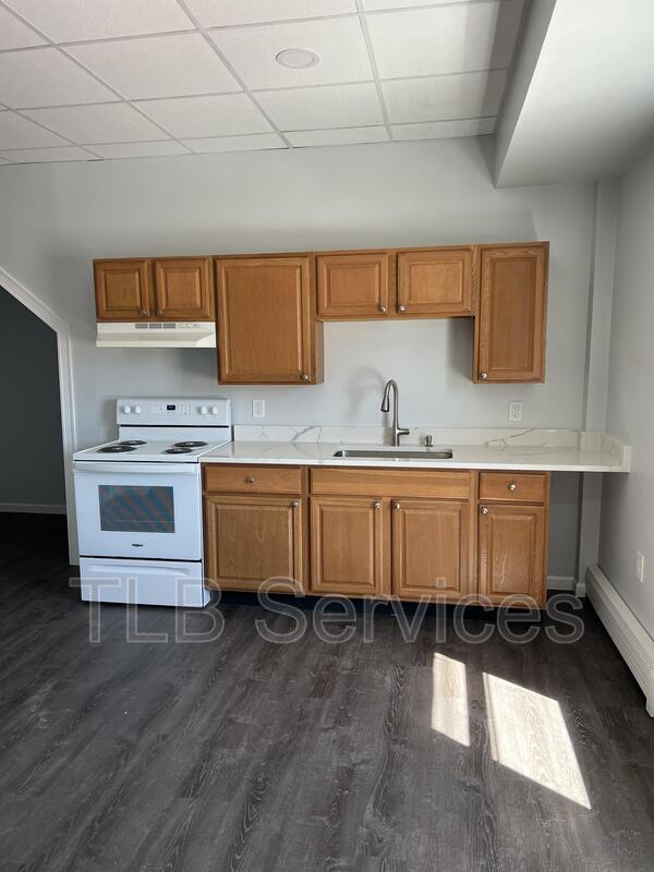 Building Photo - 731 Main St