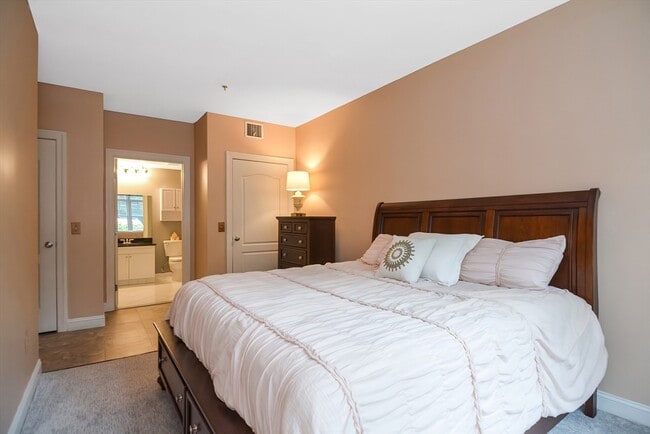 Building Photo - 614 Pond St