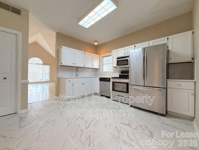 Building Photo - 9423 Fairmead Dr